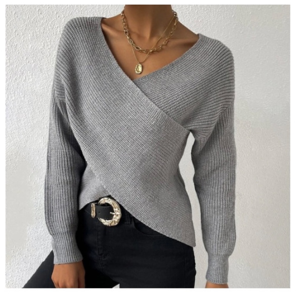 Beautiful, NEW grey sweater, size Medium